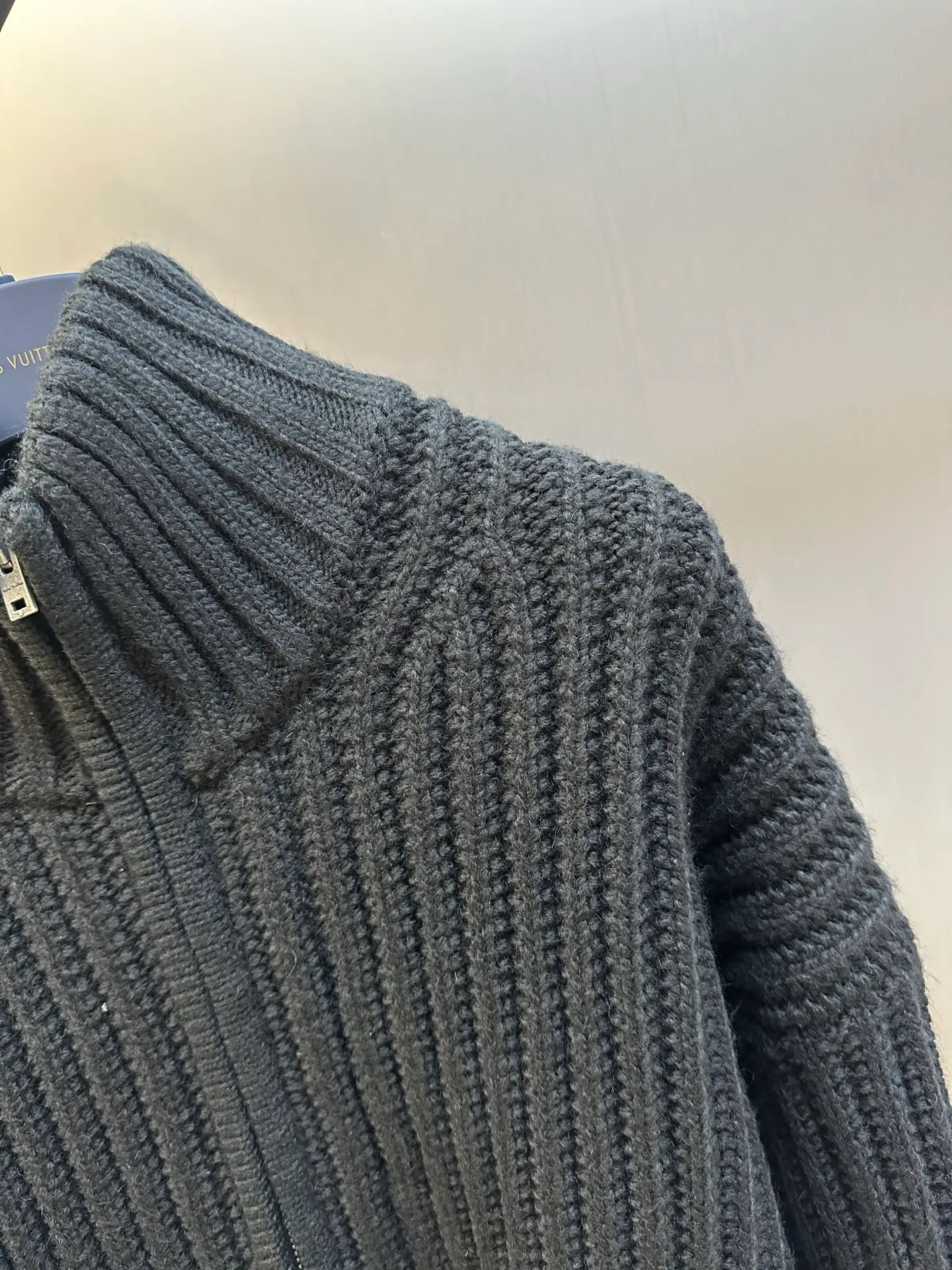 Acne Studios embroidered zipper sweater jacket is made of custom-woven mellow black wool texture, thick and solid! Every inch of fiber contains heavy warmth. The vertical knitted lines on the front panel are more profound and three-dimensional, and the exquisite zipper design is cleverly integrated into the knitted jacket, making the jacket instantly rejuvenated. The white embroidered logo on the back stands out on the black in an elegant manner, carrying the brand's story and history. Adopting imported machine embroidery technology, advanced computer control systems and precision mechanical components, we can achieve Acne's seasonal embroidery logo operations. The garment washing water softening and deodorizing process uses professional washing equipment and specific detergents to deeply clean and deodorize the clothes, improving the feel and appearance of the clothes. size：s m l xl